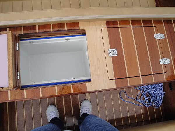 Here's one bin wide open--nice idea! Clutter-free boat is good!